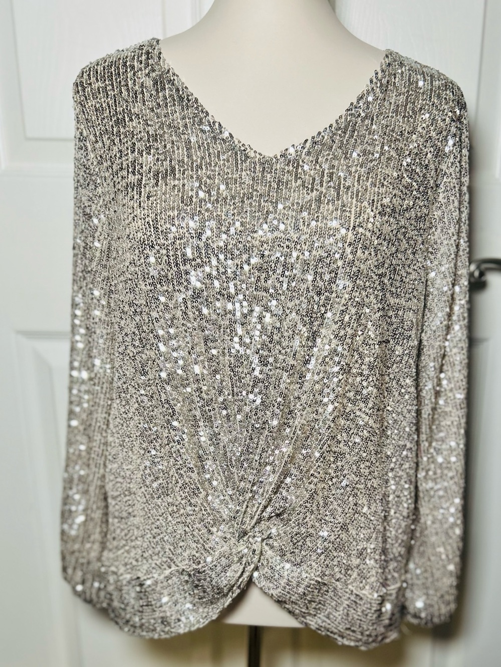 Cable and Gauge Champagne Sequin Twist-Front V-Neck Women's Top Size Large